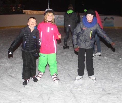 Vor allem Kinder und Jugendliche nutzen die Eisbahn und haben ihren Spaß beim Eislaufen. Foto: uwe Wolf