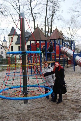 Das Spielgerät  „Seilbaum Adlerhorst“ mit der für die Bewirtschaftung der städtischen Spielplätze verantwortlichen Petra Lory vom Baubetriebshof (links) sowie der Jugendbeauftragten der Stadt, Mandy Grazek (rechts). Foto: Stadtverwaltung