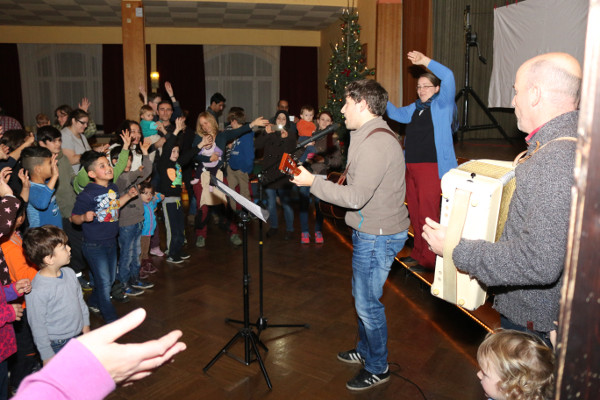 Mit riesiger Begeisterung sangen die Kleinen die christlichen Weihnachtslieder mit. Foto: Roman Pfüller