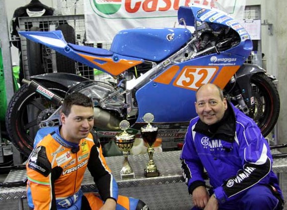 Marcel Becker (li.) mit Papa Rüdiger beim Schrauben an der Zweitakt-Yamaha. Foto: Team Becker