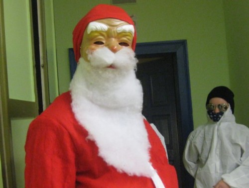 Nachdem in Scheibenberg der Weihnachtsmann entführt wurde, begaben sich mehr als 40 Schüler auf die Suche nach dem bärtigen Gesellen. Foto: privat