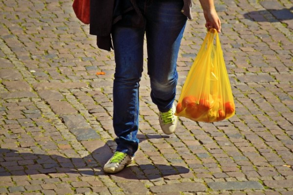 Plastikbeute sind gerade auf dem Markt ein treuer Begleiter. Diese sollen in den kommenden Jahren verschwinden. Foto: cocoparisienne/pixabay.de