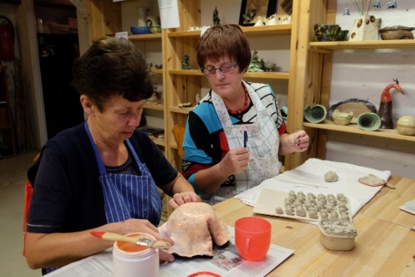Bärbel Wolf (l.) und Monika Ciesielski (r.) arbeiten im Querbeet mit Keramik. Foto: mü