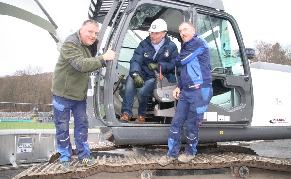 FCE-Präsident Helge Leonhardt nimmt schon mal im Bagger Platz. Ingo Geier (r.) und Mike Schmidt lassen ihn gern gewähren. Sie arbeiten bereits seit 30. November im Stadion, haben bereits die Tartanbahn und die Westtribüne abgerissen. Foto: Birgit Hiemer