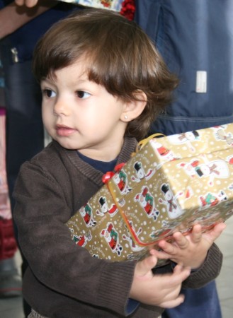 Auch dieses kleine Mädchen aus Syrien freut sich über das Geschenk.