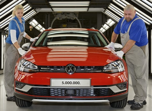 Ein letzter prüfender Blick: Susann Hirschberg und Marcel Kowallik am 5.000.000sten Volkswagen aus Sachsen. Foto: VW Sachsen