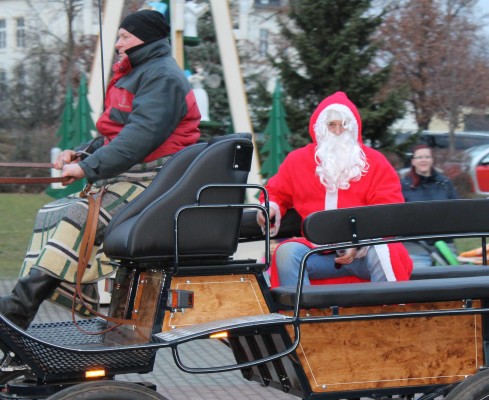 Der Weihnachtsmann fuhr mit der Pferdekutsche vor. Foto: Uwe Wolf
