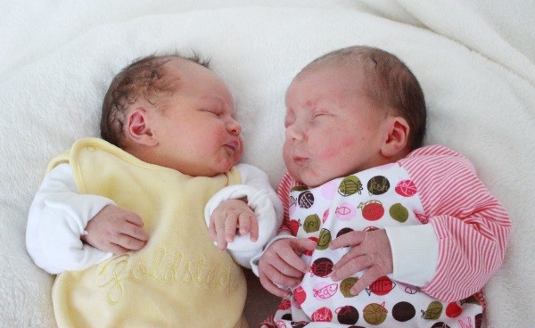 Neele Weigel und Elly Hasse wurden am 24. Dezember im Auer Klinikum geboren. Foto: Helios Klinikum Aue