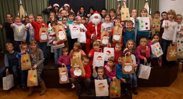Zur Kinderweihnachtsfeier in Breitenbrunn bastelten die Mädchen und Jungen lustige bunte Geschenktüten. Sie werden mit kleinen Gaben gefüllt und an Flüchtlingskinder übergeben. Foto: Uwe Zenker