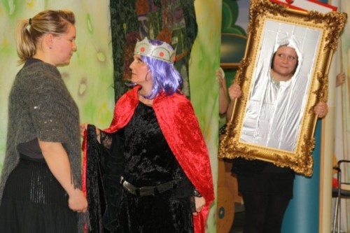 Die böse Stiefmutter erfuhr soeben, dass sie nicht die Schönste im Lande ist. Foto: André Kaiser