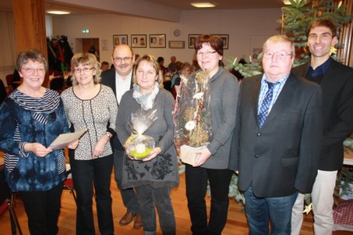 Christina Lorenz, Vorstandsmitglied des Vereins, Steffi Haustein vom Verein Annaberger Land, Bürgermeister Andreas Schmiedel, Ulrike Frei, Vorstandsmitglied des FSZ, Vereinsvorsitzende Manuela Poller, Stefan Mielke und Andi Weinhold (beide vom Verein Annaberger Land) zur Preisübergabe im Turnerheim Cranzahl (v.li.n.re.). Foto: André Kaiser
