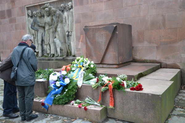 Zahlreiche Menschen legten am Mittwoch Blumen am Denkmal im Park der Opfer des Faschismus nieder. Foto: ihst 