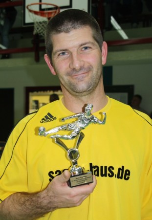 Der Zschorlauer Ronald Weiß wurde als bester Spieler des Turniers geehrt. Foto: Birgit Hiemer