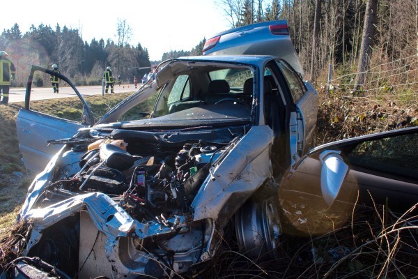 Schwerer Unfall zwischen Aue und Hartenstein. Zwei Personen wurden schwer verletzt ins Krankenhaus bebracht. Fotos: Daniel Unger