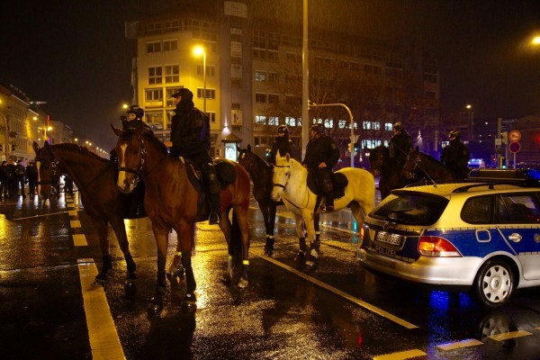 Mit massivem Polizeiaufgebot versuchen die Beamten die Veranstaltung friedlich zu halten. Fotos: Daniel Unger