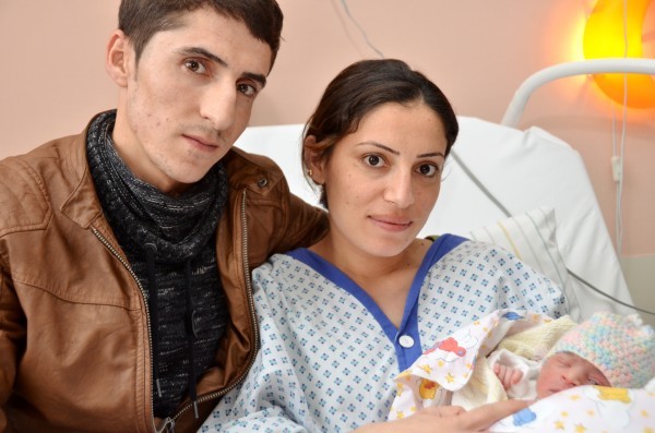 Mutter Avin Khashman mit ihrer Tochter Narcan und ihrem Ehemann Mahmoud Ali. Foto: Klinikum Chemnitz