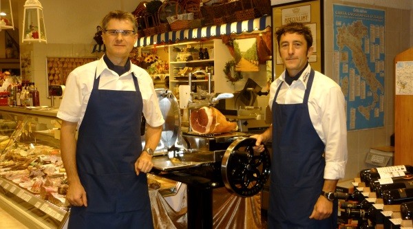 Jochen Matthes (l.) und Gerhard Albert schneiden den Parmaschinken jeden Freitag auf einer speziellen Schwungradmaschine.  Foto: privat