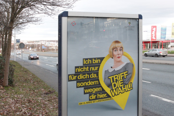 Wie hier an der Leipziger Straße kurz nach der Autobahnabfahrt werben Plakate für die Wahl in Sachsen-Anhalt. Fotos: bit