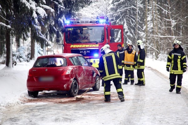 Schwerer Unfall auf der Staatsstraße DS222 zwischen Grünhain-Beierfeld und Elterlein. Fotos: Daniel Unger