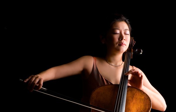 Den Solopart übernimmt die international bekannte Cellistin Meehae Ryo – heute eine der renommiertesten Professorinnen Südkoreas.