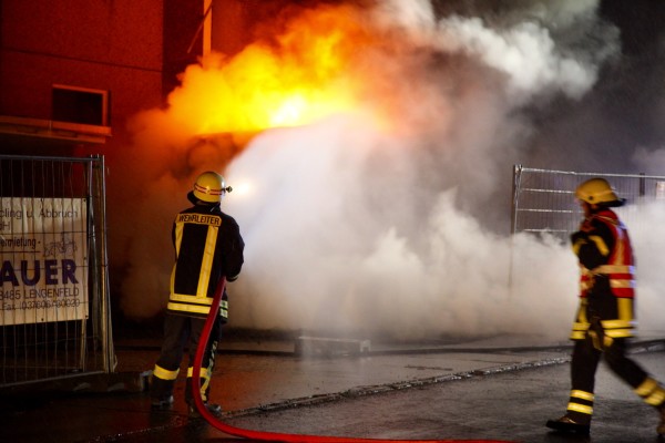 Die Feuerwehren aus Dittersdorf und Lößnitz mussten in der letzten Nacht nach Lößnitz zu einem Container-Brand ausrücken. Fotos: Daniel Unger
