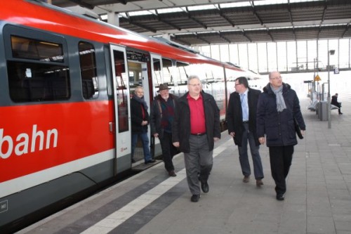 Die erzgebirgische Delegation beim Ausstieg am Chemnitzer Hauptbahnhof Foto: Stadt Annaberg-Buchholz/ Matthias Förster
