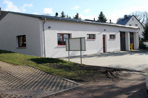 Ein neues Feuerwehr-Gerätehaus ziert das Dorfbild von Leukersdorf. Foto: Stefan Unger