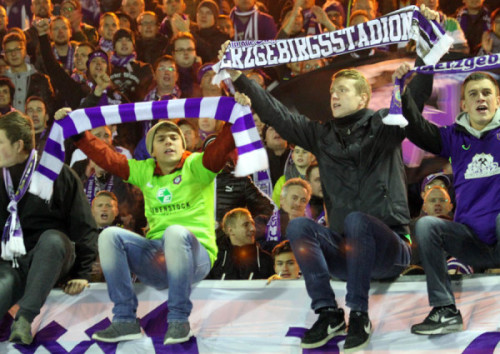 Die Anhänger des FC Erzgebirge Aue sind nach dem Sieg in Aalen happy.