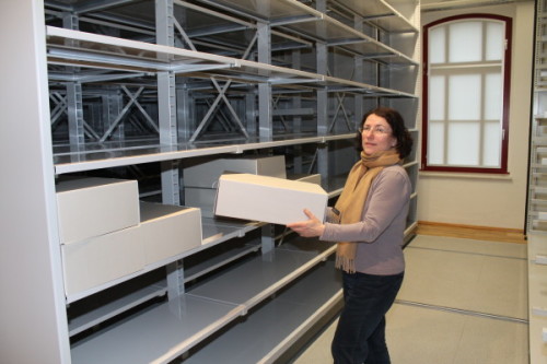 Marina Palm bei bestücken der noch fast leeren Rollregalanlage. Foto: Uwe Wolf