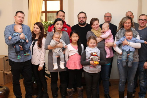 Frischgebackene Meeraner Eltern erhielten kürzlich von der Stadt Willkommenspakete für ihre Babys. Foto: Uwe Wolf