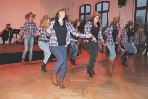 Zu den Mitwirkenden des "Talenteschuppens" gehörte auch die Tanzgruppe "Beverly Dance", die mit zwei Darbietungen die Gäste unterhielt. Foto: Uwe Wolf