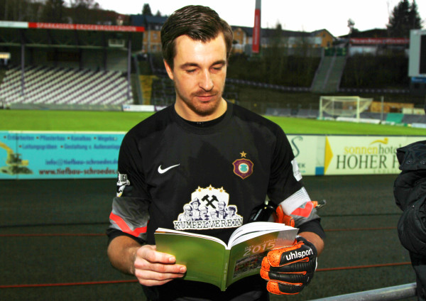 Martin Männel (hier mit dem Jahrbuch für das Erzgebirge) vom FCE wurde auf dfb.de in die Elf des Spieltages gewählt.