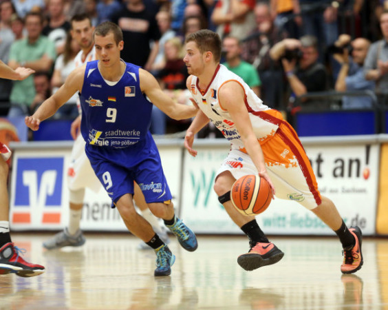 Die Niners mit  Daniel Mixich (r.) wollen unbedingt einen Sieg. Foto: Peter Zschage