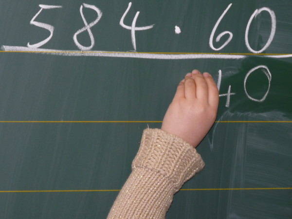 Der Mathematikunterricht ist gut geeignet, um die Kinder ausländischer Herkunft in den Klassenverband zu integrieren. Foto: Dieter Schütz/ pixelio.de