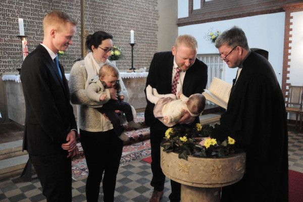 Besonders in der Osterzeit beliebt: die Taufe. Doch gerade Familien freuen sich auf einen ruhigen Sonntag ohne Termine und lassen verstärkt den Gottesdienst aus. Foto: Frank Uhlig