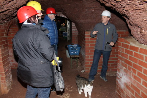 Harald Kümmer führt die Besucher durch das Kellersystem unter dem Stadttheater. Foto: Uwe Wolf