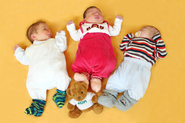  Die HBK-Schaltjahr-Babys (v.l.n.r.): Louis Zieger, Marie Hoffmann, Fynn Zschirpe. Foto: HBK/Laura Kruckenmayer.