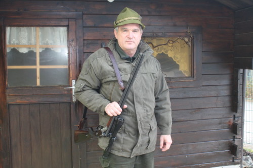 Rolf Bergmann ist als Jäger für eine rund 360 Hektar große Fläche auf Hermsdorfer und Rüsdorfer Gemarkung zuständig. Foto: Uwe Wolf