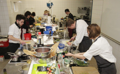 Blick in die Lehrküche, wo die sechs Finalisten ihre Dreigang-Menüs beim 23. Sternquell-Kochwettbewerb zubereiteten. Foto: Brand-Aktuell