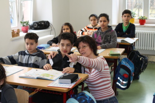 Lehrerin Nadezda Schurmann mit Schülern der DAZ-Klasse an der Goethe-Grundschule. Sie unterrichtet Schüler aus Syrien, Polen, Irak, Slowenien und der Tschechei. Foto. Uwe Wolf