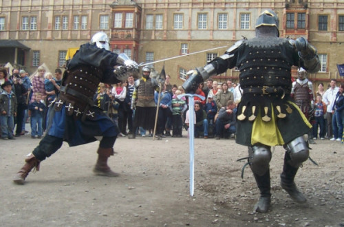 Die Schwarzen Ritter werden mit Schild und Schwert Ruhm und Ehre vertetigen. Foto: Veranstalter
