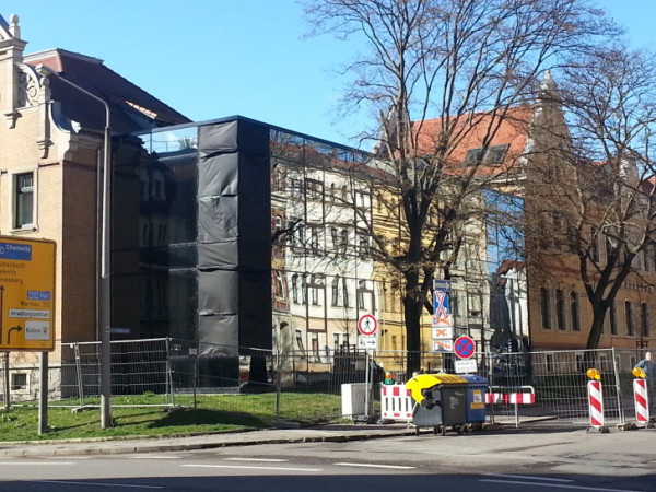 Heute wurde mit der Erneuerung der Glasfassade begonnen. Einschränkungen wird es durch die Baustelleneinrichtung im Bereich der Stiftstraße und der Carolastraße geben. Parkplätze werden hier in dieser Zeit nur eingeschränkt zur Verfügung stehen. Foto: Alice Jagals