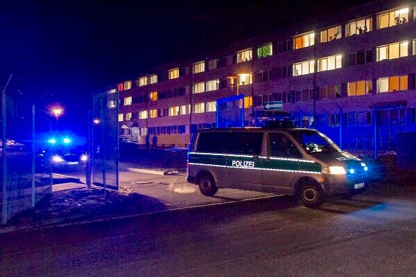 Schneeberg - Polizeieinsatz in Erstaufnahmeeinrichtung Gegen 20:40 Uhr wurden mehrere Streifenwagen nach Schneeberg in die Erstaufnahmeeinrichtung gerufen. Fotos: Daniel Unger