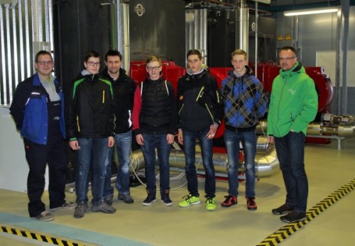 Eine fachkundige Führung durch das Heizwerk im Barbara-Uthmann-Ring mit Thomas Köhler (rechts im Bild) und Benjamin Fritzsch (links) vom Bereich Netze der Stadtwerke Annaberg-Buchholz Energie AG zeigte interessierten Jugendlichen und Eltern das Berufsbild Anlagenmechaniker/-in.  Foto: Stadtwerke Päßler
