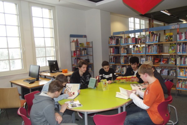 Schüler lernen auf der neuen Lese-Insel. Foto: nn
