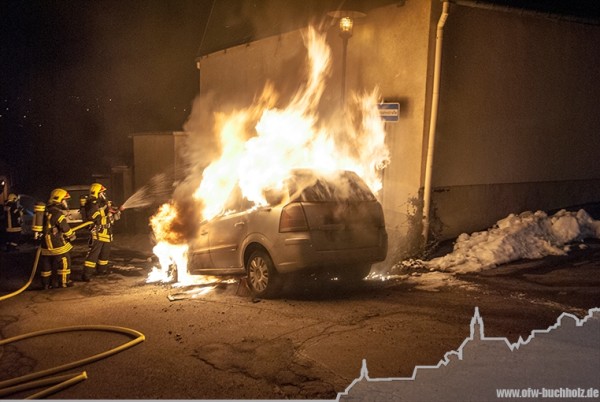 In Annaberg-Buchholz fackelte ein Brandstifter vier Autos ab.