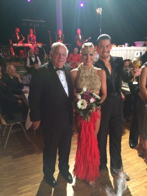 Die Sieger im Lateintanz Dmitry Barov und Ekaterina Kalugina mit Jürgen Schimmel.