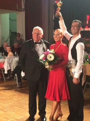 Die Sieger über 10 Tänze(5 Standard, 5 Latein) und Publikumslieblinge Jonatan Rodriguez Perez und Jenny Müller aus Dresden mit Jürgen Schimmel.