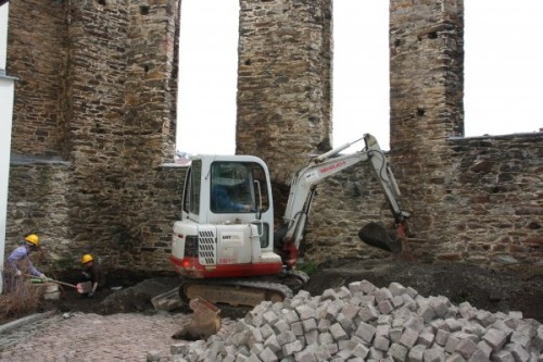 Stumme Zeugen einer längst vergangenen Zeit. Hier, mitten in der Adam-Ries-Stadt Annaberg-Buchholz thronte einst, vor 500 Jahren, ein Franziskanerkloster. Heute stehen nur noch Mauerreste. Foto: André Kaiser