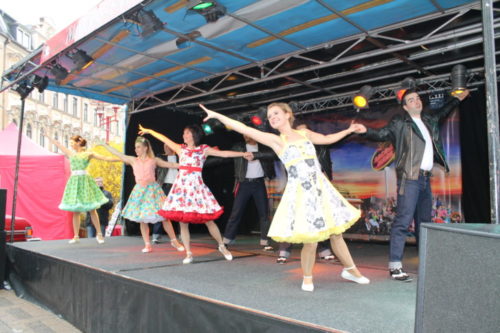 Auf der Bühne sorgten "The Pink Petticoats" für eine Zeitreise in die 50er Jahre. Foto: Uwe Wolf